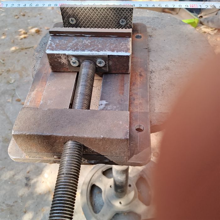 Тиски сотилади ,