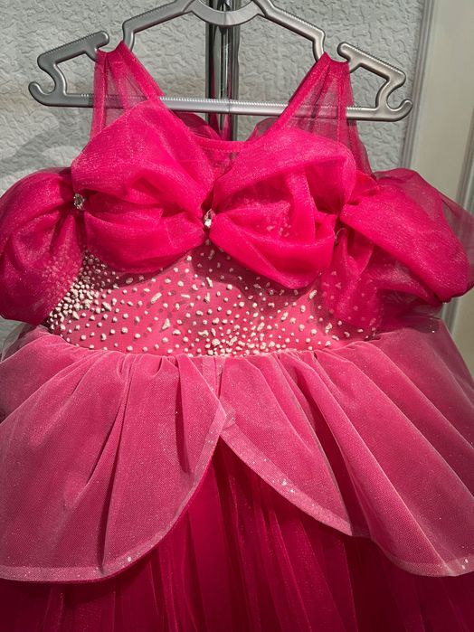 Яркое нарядное платье на малышку  на 2 года