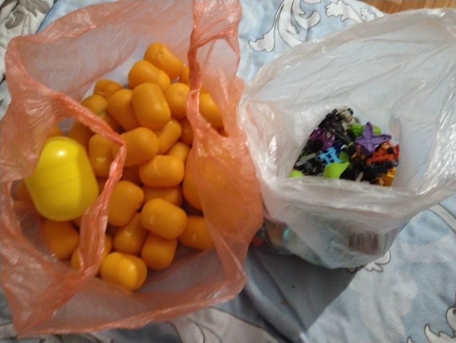 Капсулы от киндера, игрушки киндер