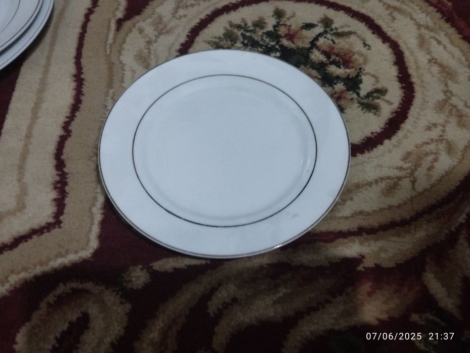 Чойнак, пиёла, коса. Оқ идишлар тўплами