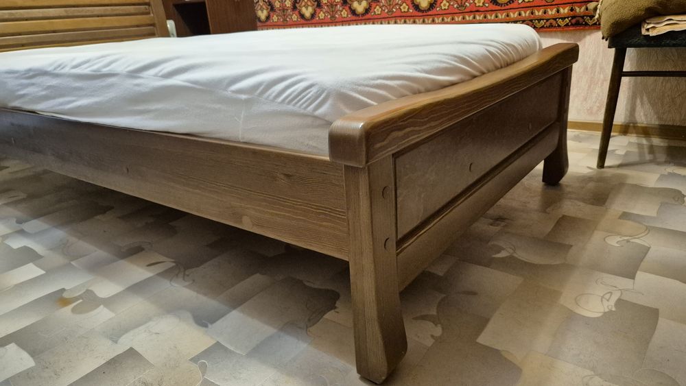 Кровать из массива дерева 1.5