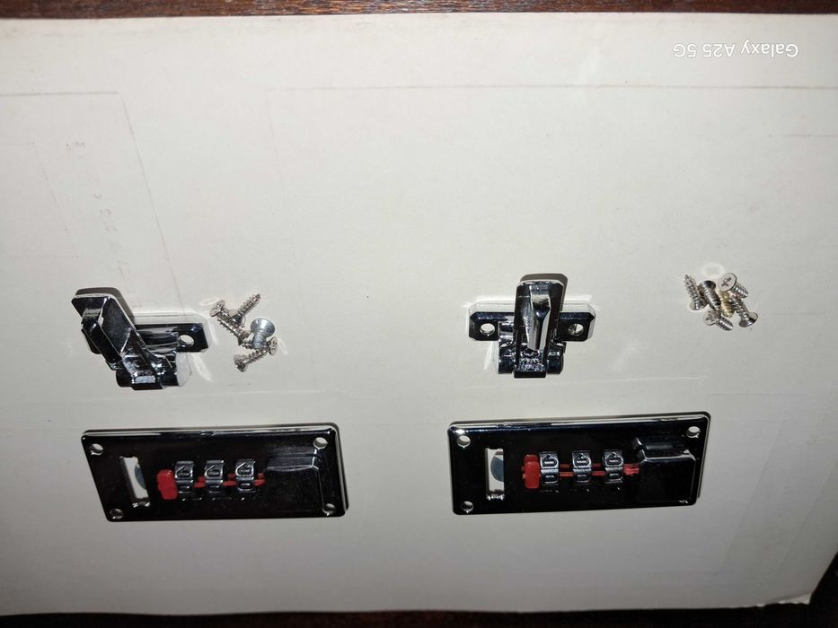 Продавам комплект от 2 броя нови ключалки с шифър за куфарче