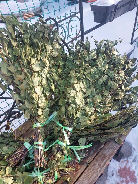 Веники для бани берёзовый  ,возле бани