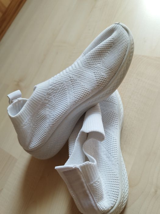 Бели спортни обувки