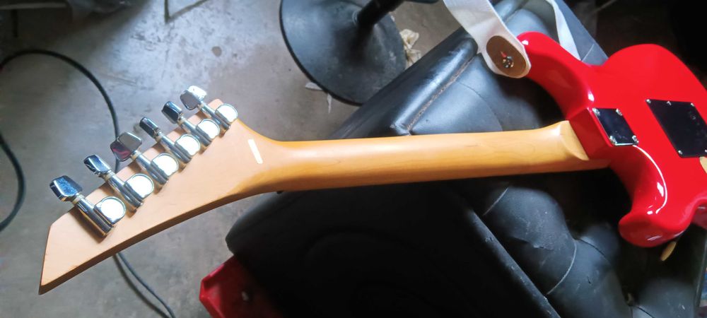 Електрическа / електроакустична китара, без забележки