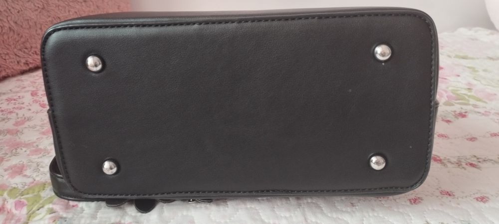 Черна      чанта