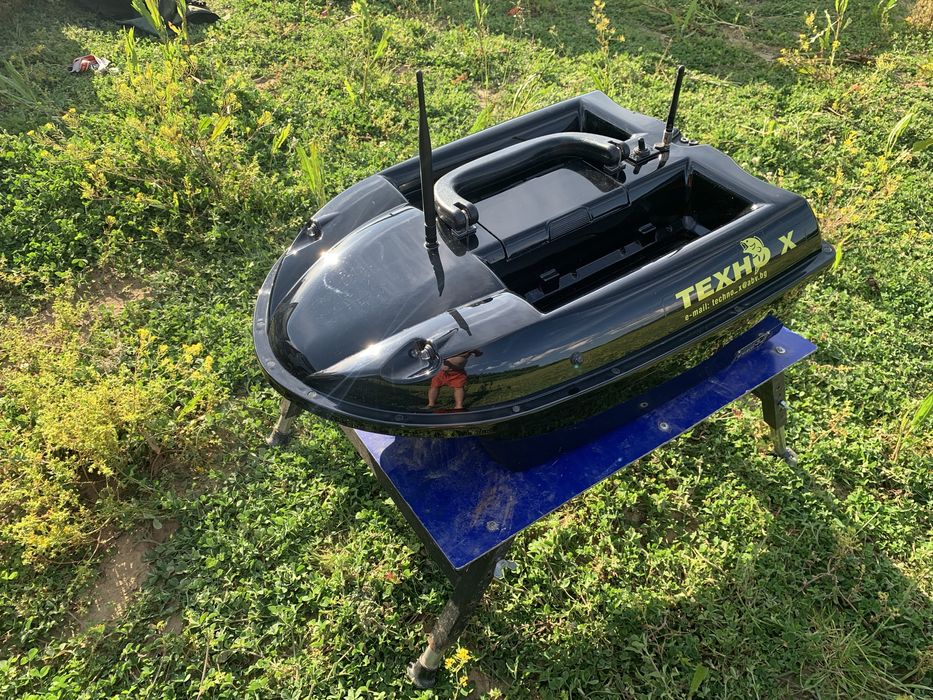 Лодка за захранка Техно-х  с 2 батерии