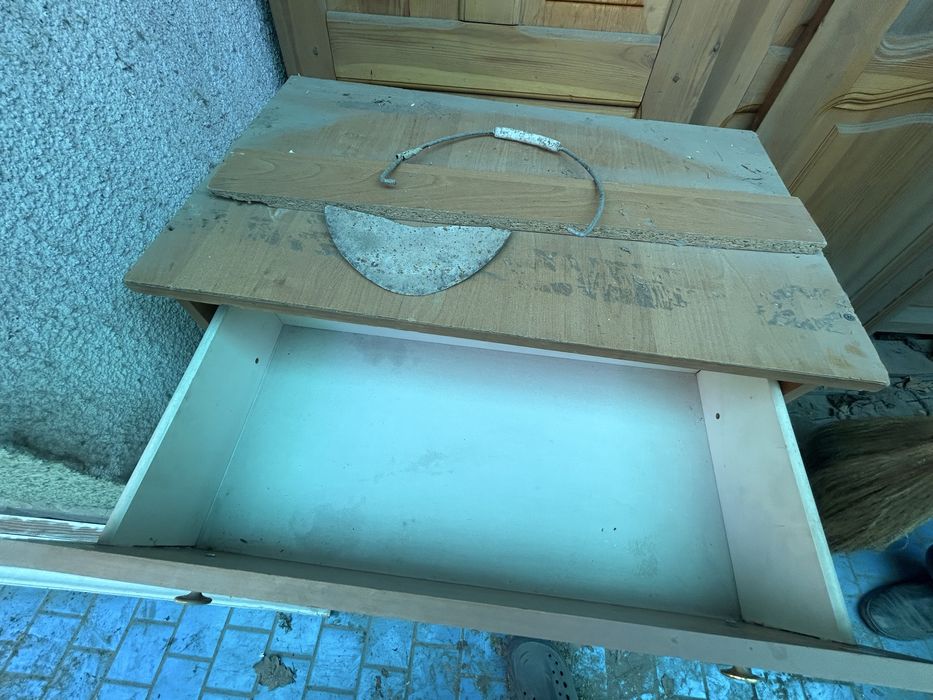 Тумбочка И Двери