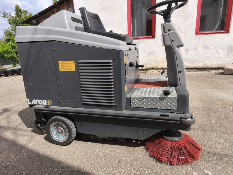 Închiriere măturătoare profesională Lavor SWL R1000 ST cu motor Honda!