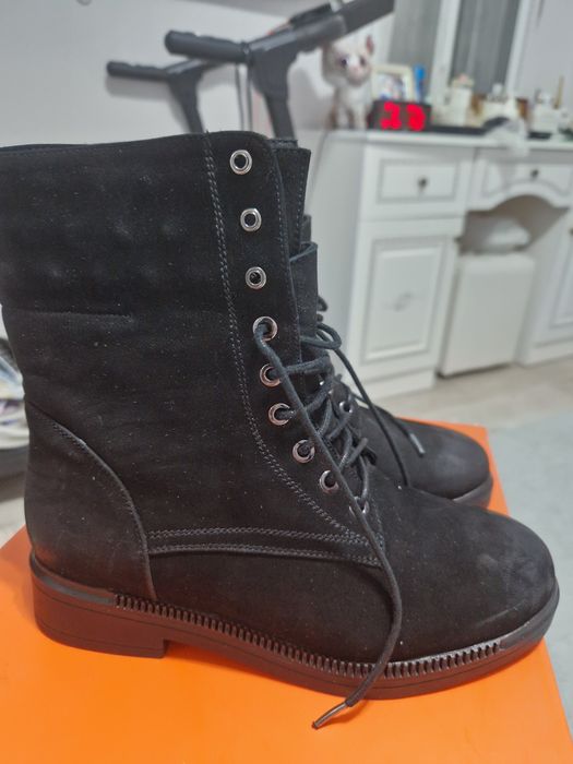 Продам ботинки зимние женские