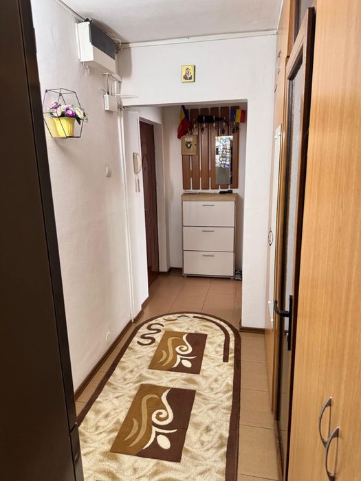 Vand apartament 3 camere semidecomandat