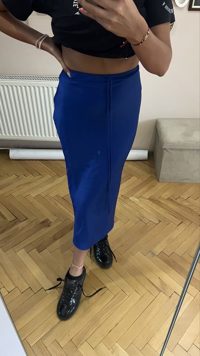 Продавам синя сатенена  пола