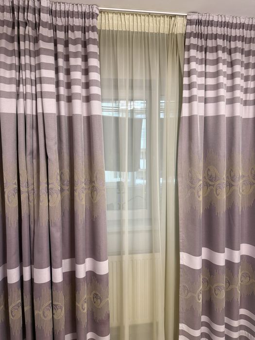 Draperii mov cu auriu potrivite pe un perete de 3,10 m