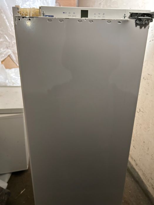 Vând frigider incorporabil