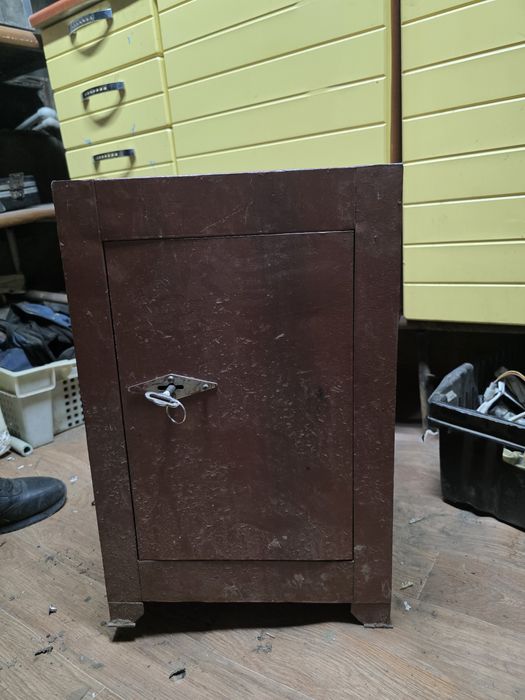 Темірден жасалған сейф