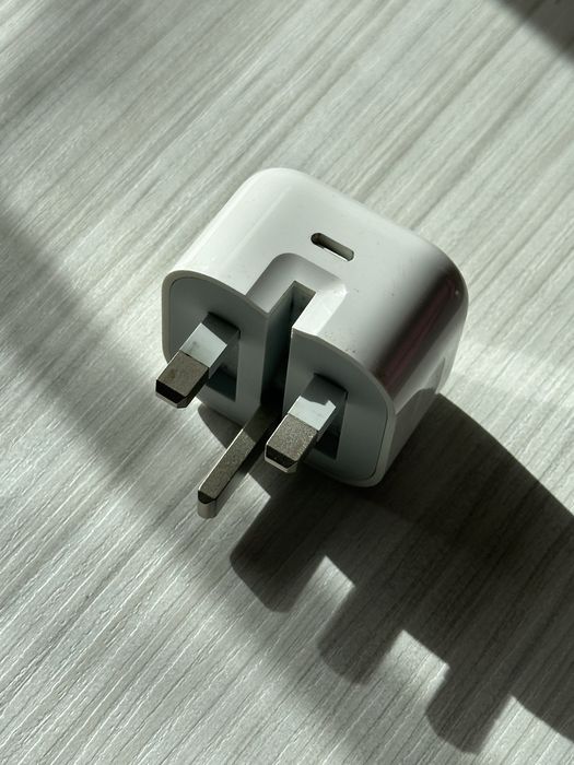 Accesorii Apple originale – Casti EarPods cu fir Lightning, adaptor VGA, încărcător UK USB-C, cablu prelungitor MacBook