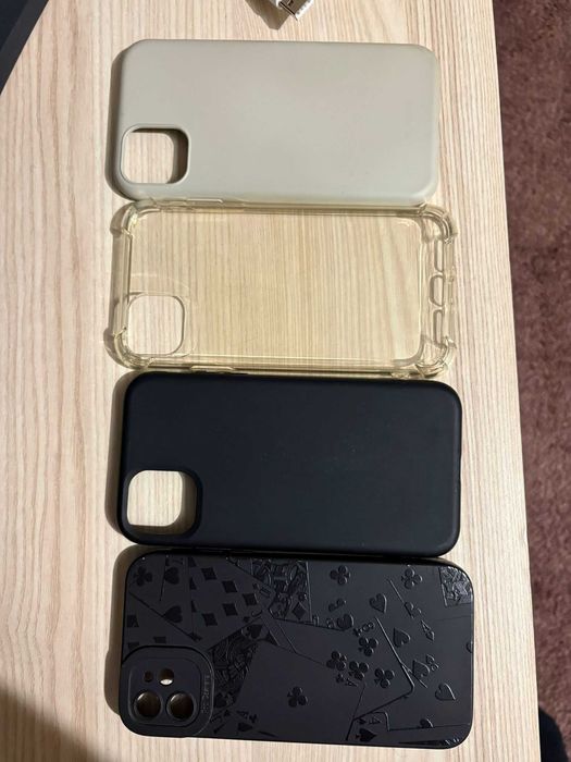 Iphone 11, negru, 64 GB ,inclus un incarcator ,o pereche casti, 4 huse