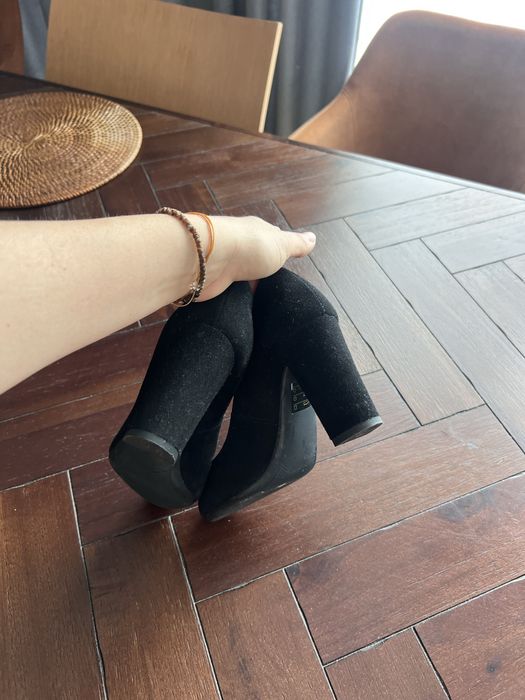 Pantofi din piele intoarsa in stare foarte buna