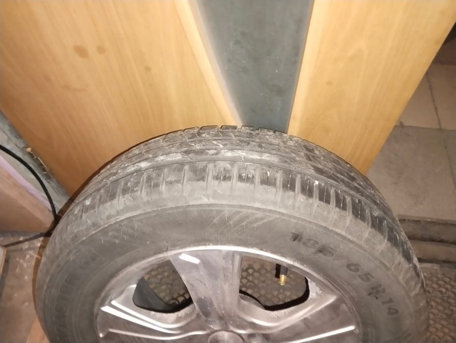 Продаю комплект летней резины  Nokian! с дисками!

185/65 R14, почти н