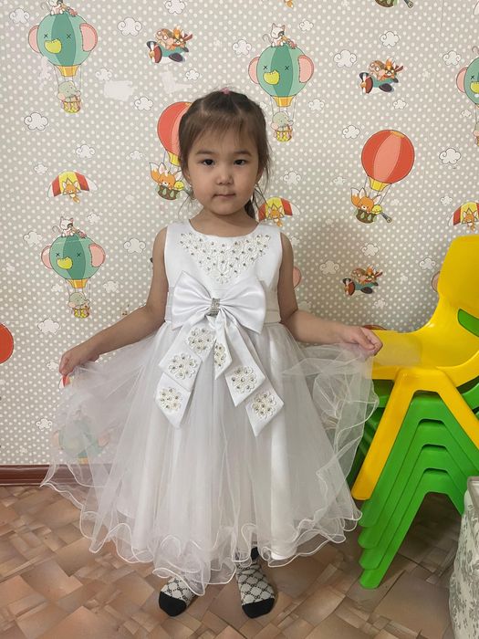 Ақ көйлек сатылады