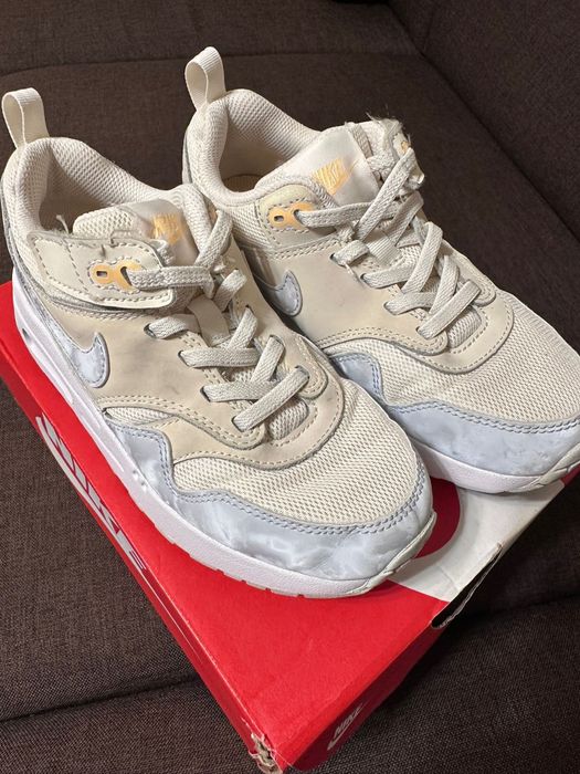 Adidasi Nike fete, marime 31, stare foarte buna