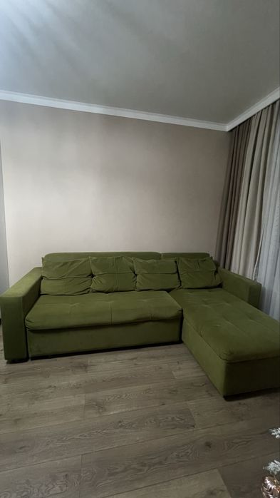 Диван в зеленом бархате