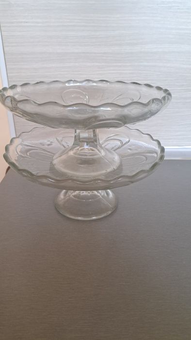 Стъклена фруктиера от две части