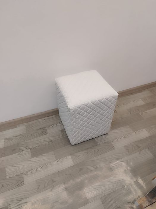 Taburet tapițat din piele albă