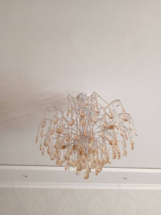 Люстра сотилади.