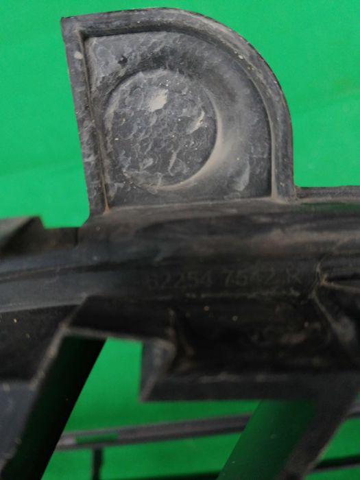 решетка в пр. броня Dacia Dokker след 2012г. #038v