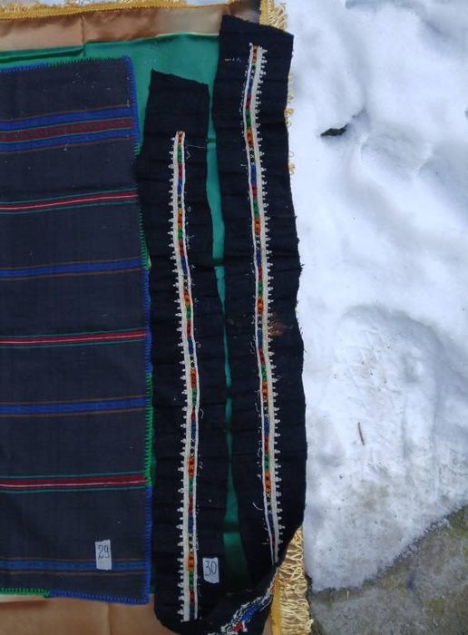 Носия народна престилка