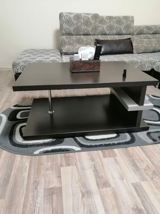 Canapea și masa pentru living