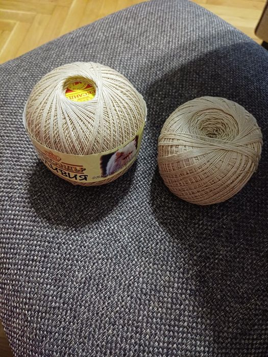 Дантела плетена на една кука.Едната е 2м ,а другата е 2.20м.