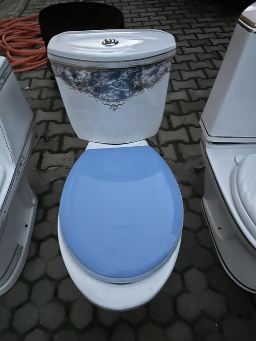 Продам б/у унитазы