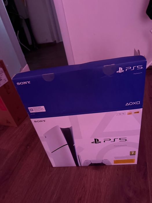 Като нова, в кутия, PS5 Disc Edition с всички аксесоари.