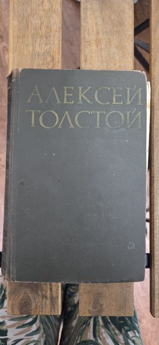 Книги разные. Словарь Ожегова и т.д.