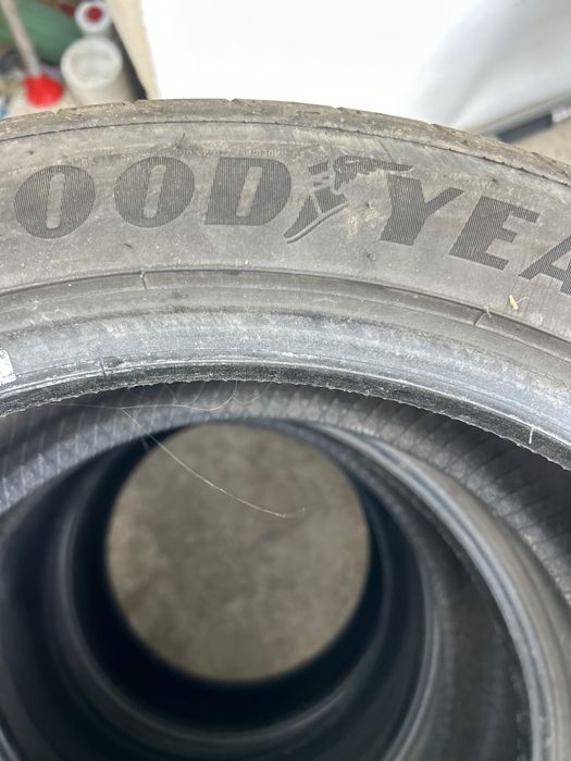 235 45 18 Goodyer si Michelin vara