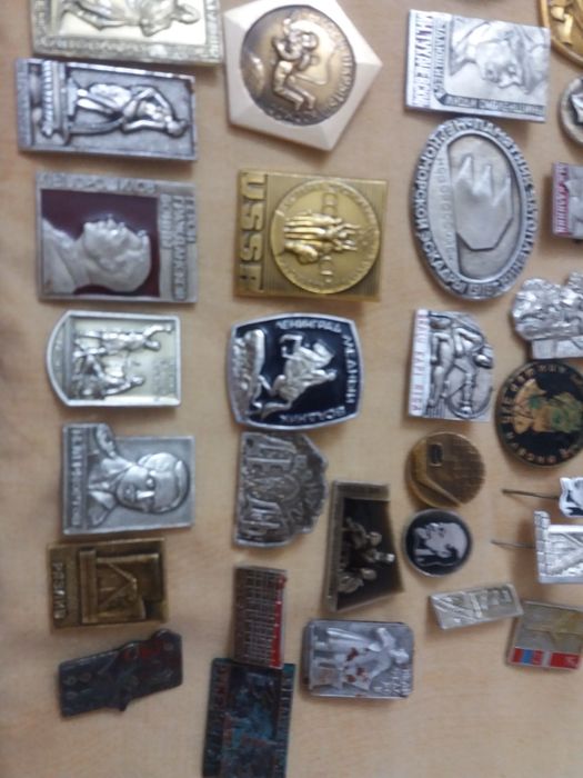 значки разные,  спортивные подвеска футбол, для коллекции