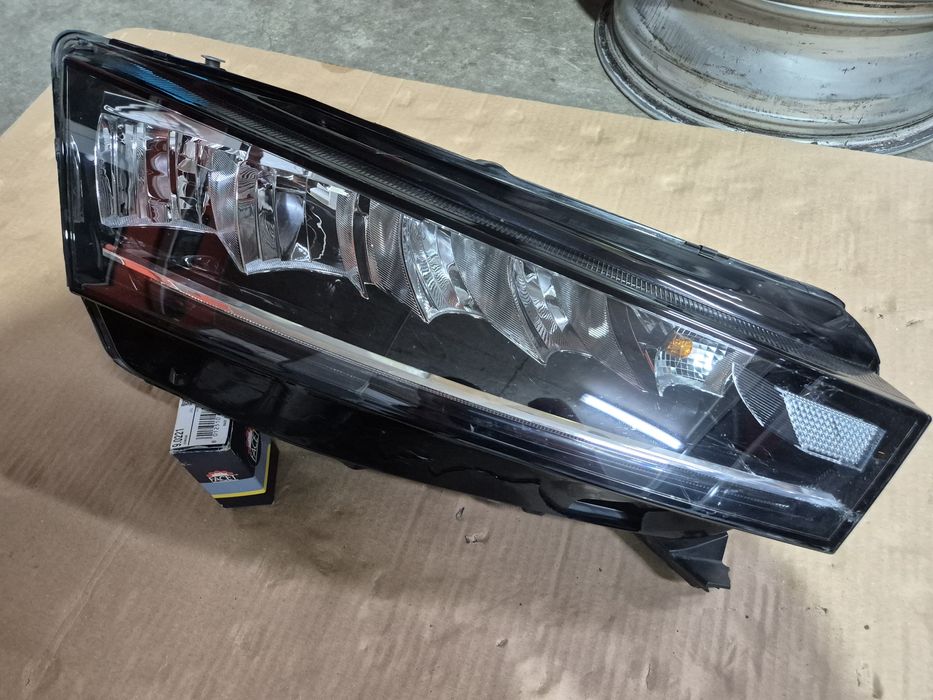 Десен фар SKODA Octavia IV full led 5E4 941 016 Шкода Октавия