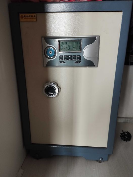 Продам металлический шкаф и сейф