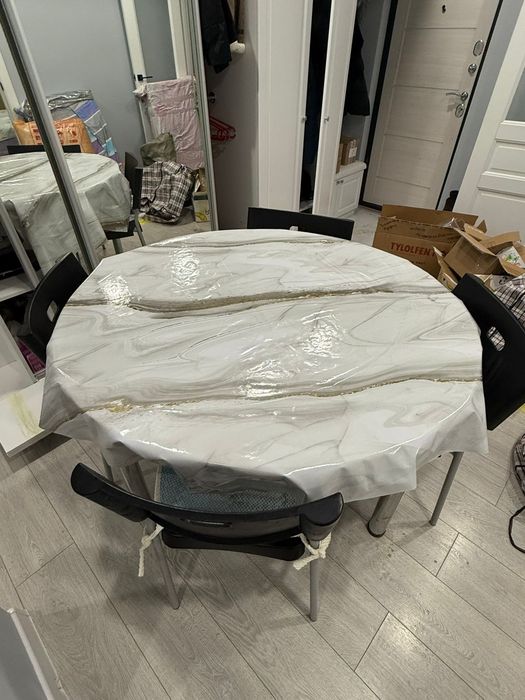 Продам Стол и стульями