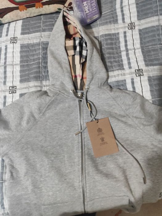 продается зипка burberry