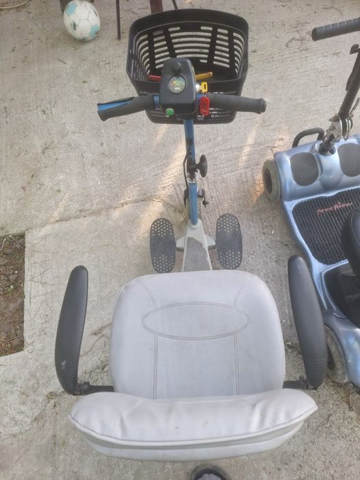 Vând două cărucioare electrice pentru persoane cu dizabilitati
