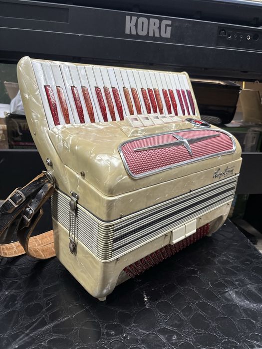 Acordeon Hangstrom cu 120 de basi