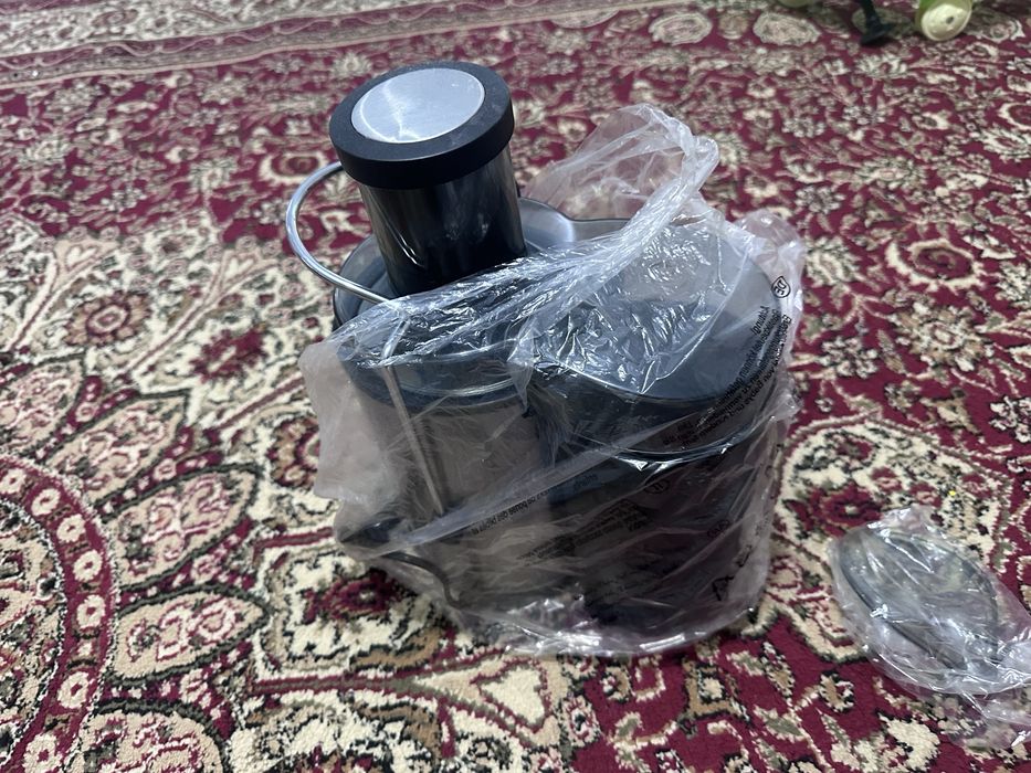 Продам соковыжималку новый есть чуть дефект