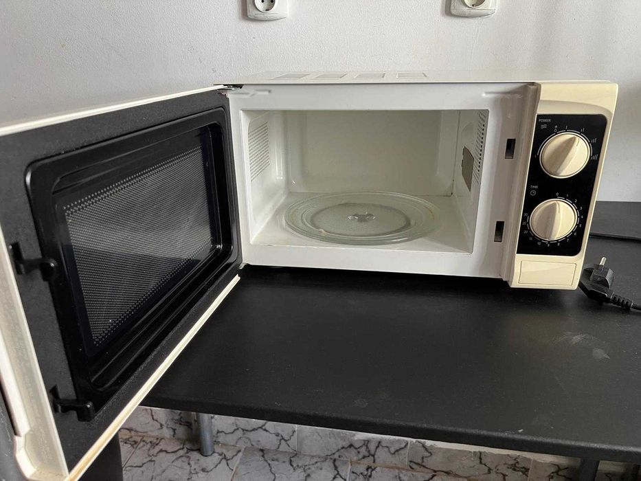 Cuptor cu microunde Hansa