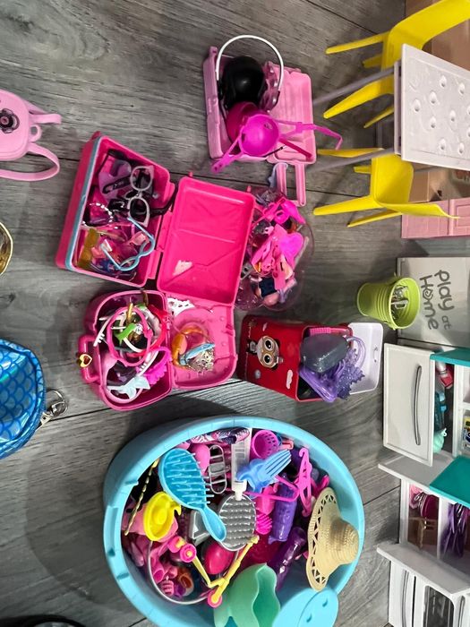 Set complet Barbie – casa mare + multe accesorii + masini + papusi