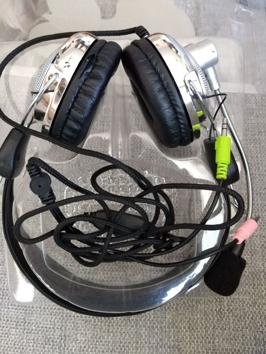 Слушалки с микрофон.