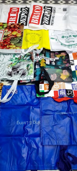 12 sacoșe și 5 saci rafie,noi