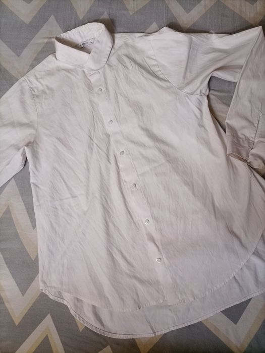 Продаются рубашки для девочек и мальчиков.